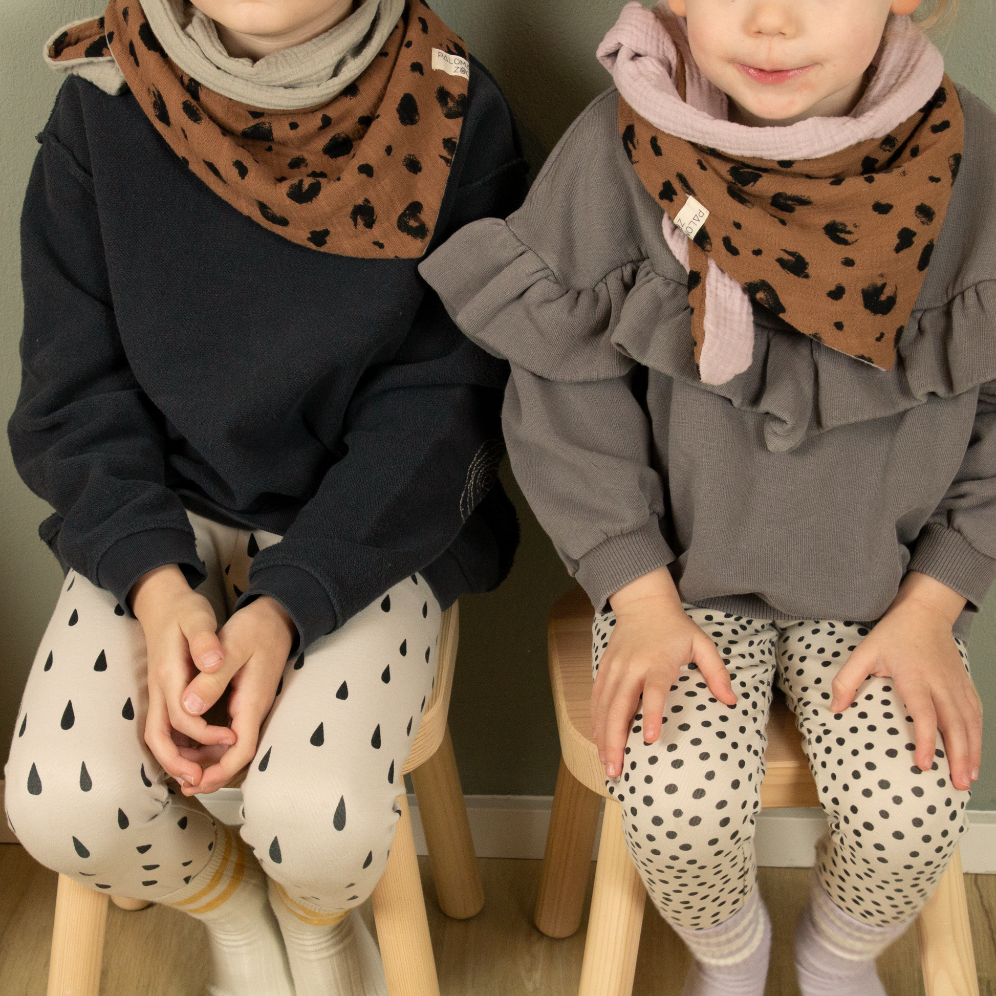 PalomaZoo Maxi Scarf Leo & Rosa getragen von zwei Kindern